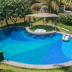 Villa Capri By Stayvista - Featuring A Swimming Pool, Mountain View And Snooker Table