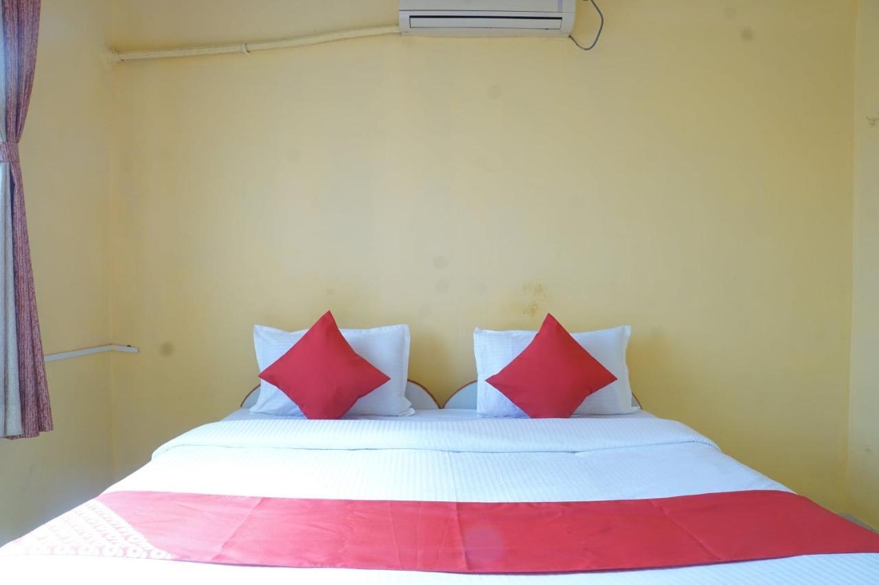 Hotel Vaccinated Staff- Oyo 29945 Sneha & 3*