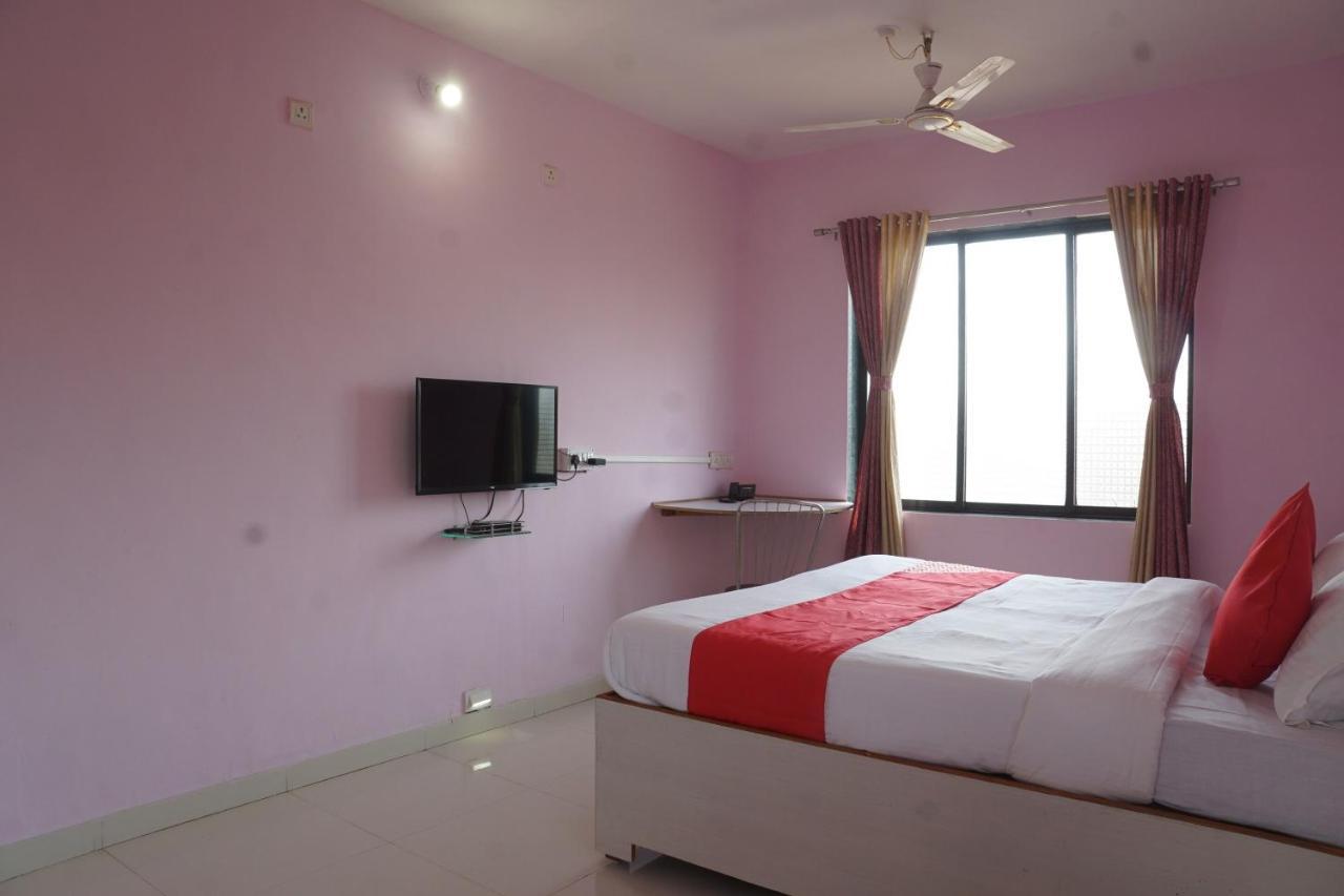 Hotel Vaccinated Staff- Oyo 29945 Sneha & 3*