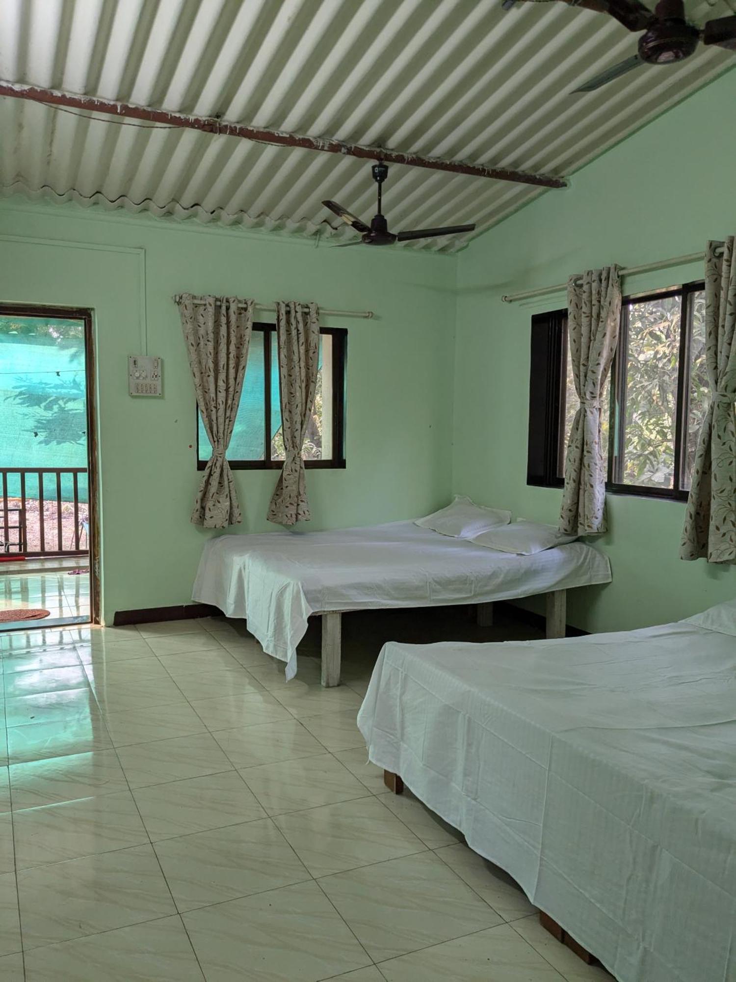 Bed & Breakfast Shree Holidays *