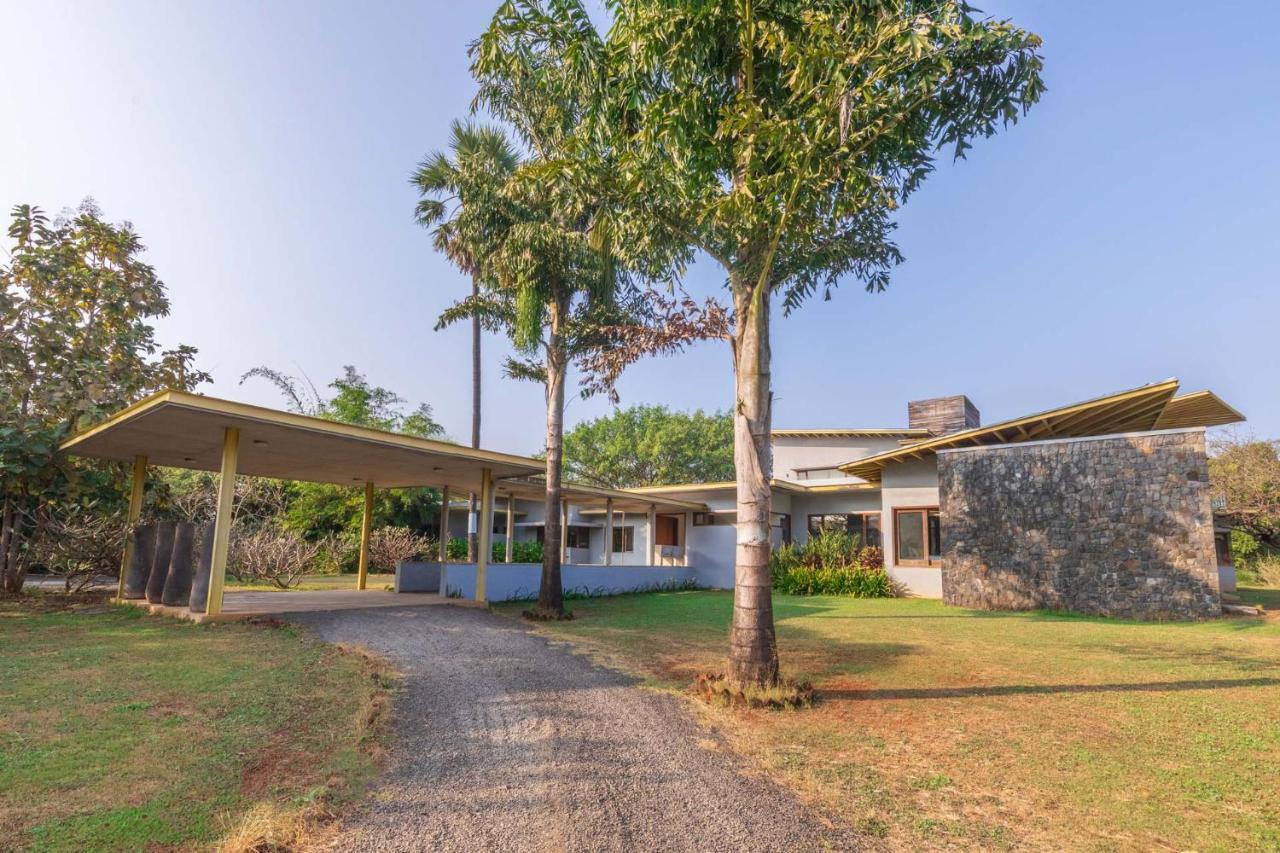 Jay House By Stayvista - Leisure Oasis With Pool, Snooker, Table Tennis & Foosball Fun Villa