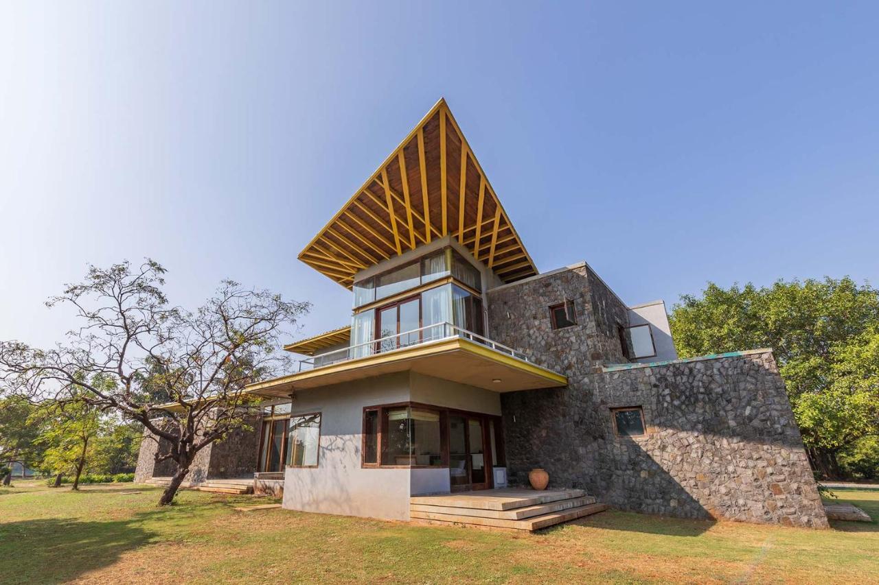 Jay House By Stayvista - Leisure Oasis With Pool, Snooker, Table Tennis & Foosball Fun Villa